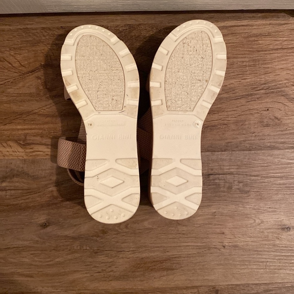 Gianni Bini Platform Sandals - Picture 4 of 6